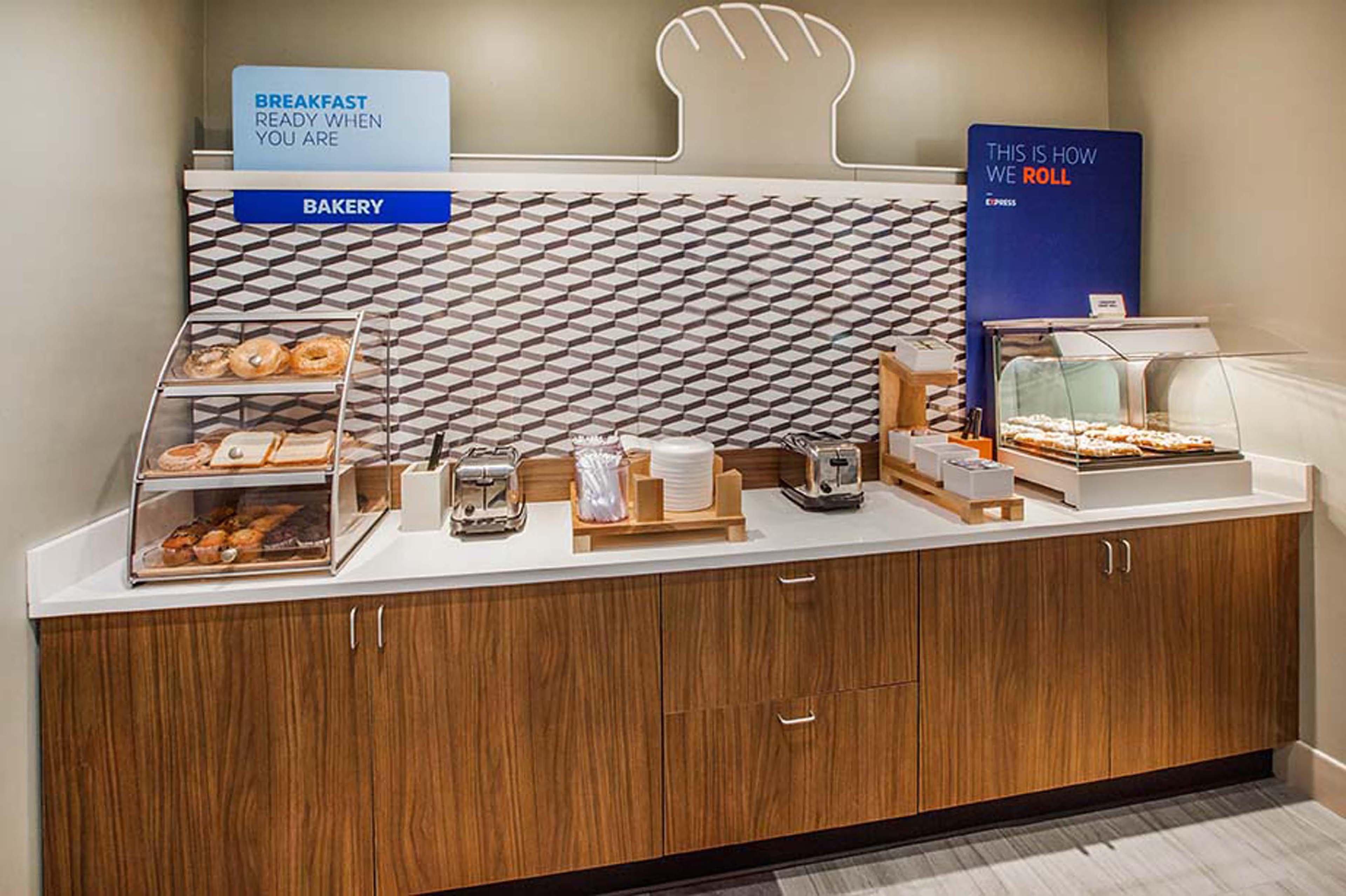 Holiday Inn Express Fairfax-Arlington Boulevard By Ihg Exterior foto
