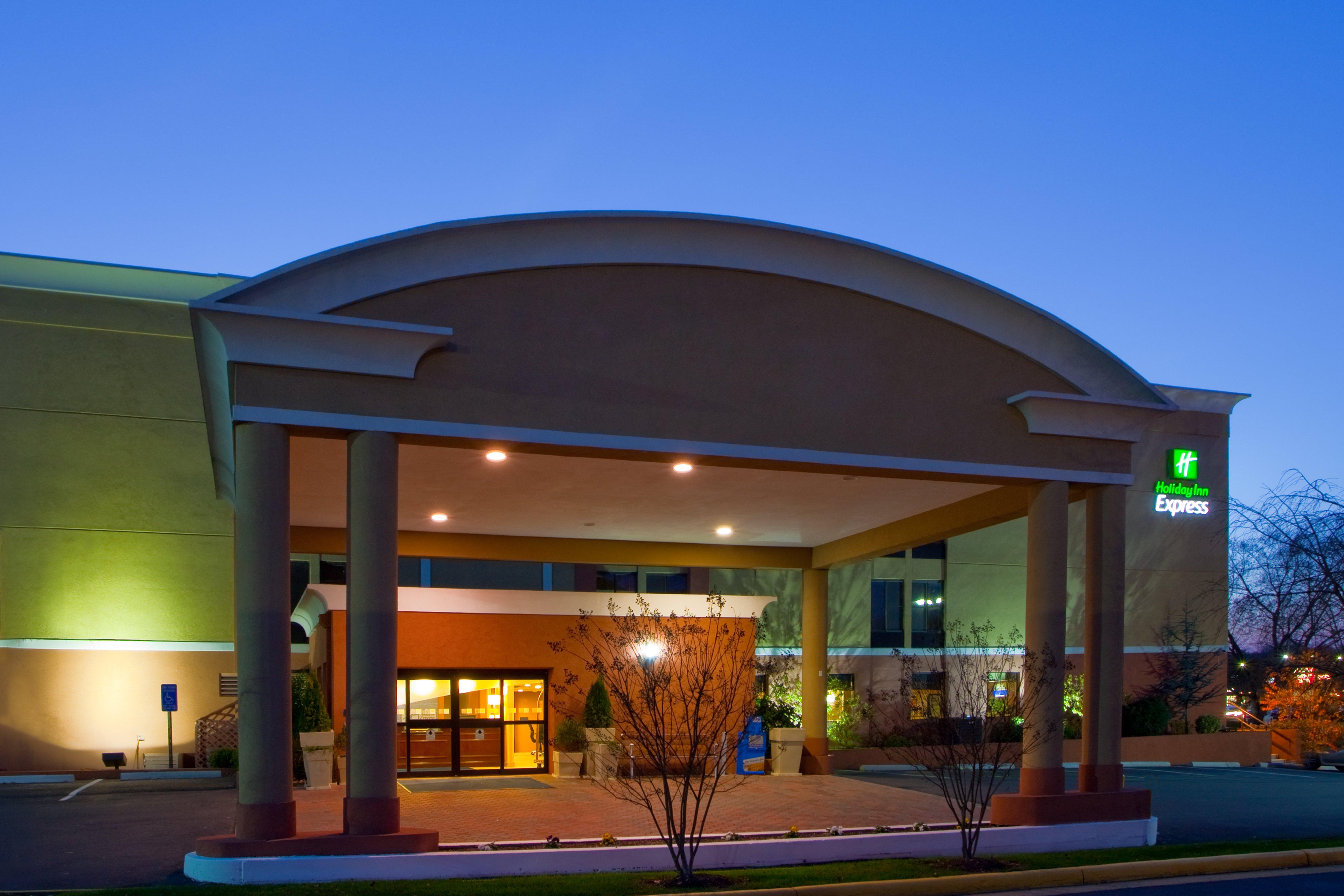 Holiday Inn Express Fairfax-Arlington Boulevard By Ihg Exterior foto
