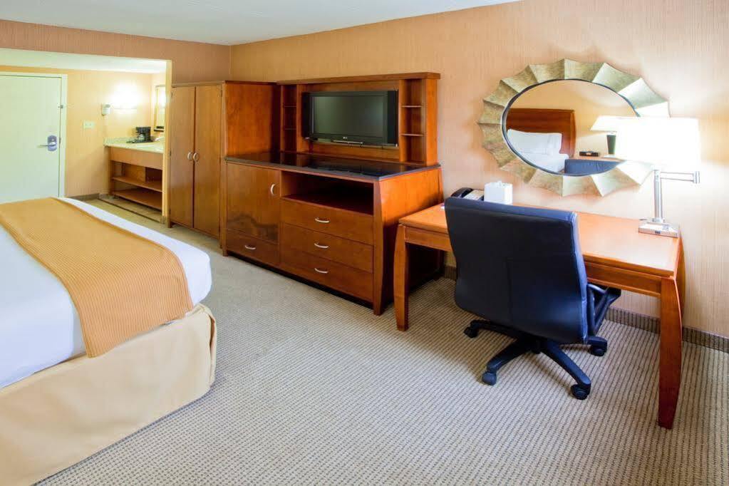 Holiday Inn Express Fairfax-Arlington Boulevard By Ihg Exterior foto