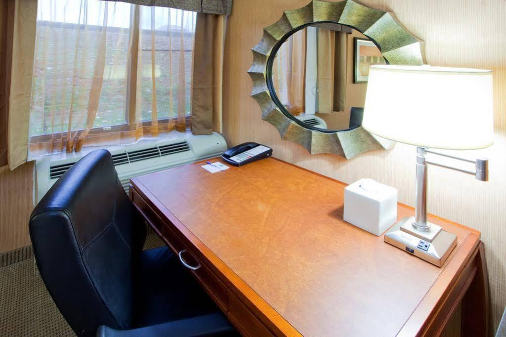 Holiday Inn Express Fairfax-Arlington Boulevard By Ihg Exterior foto